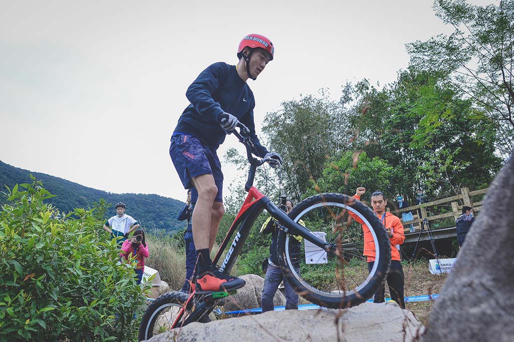 BikeTrial Zhangjiajie Grand Canyon 2020 the runner