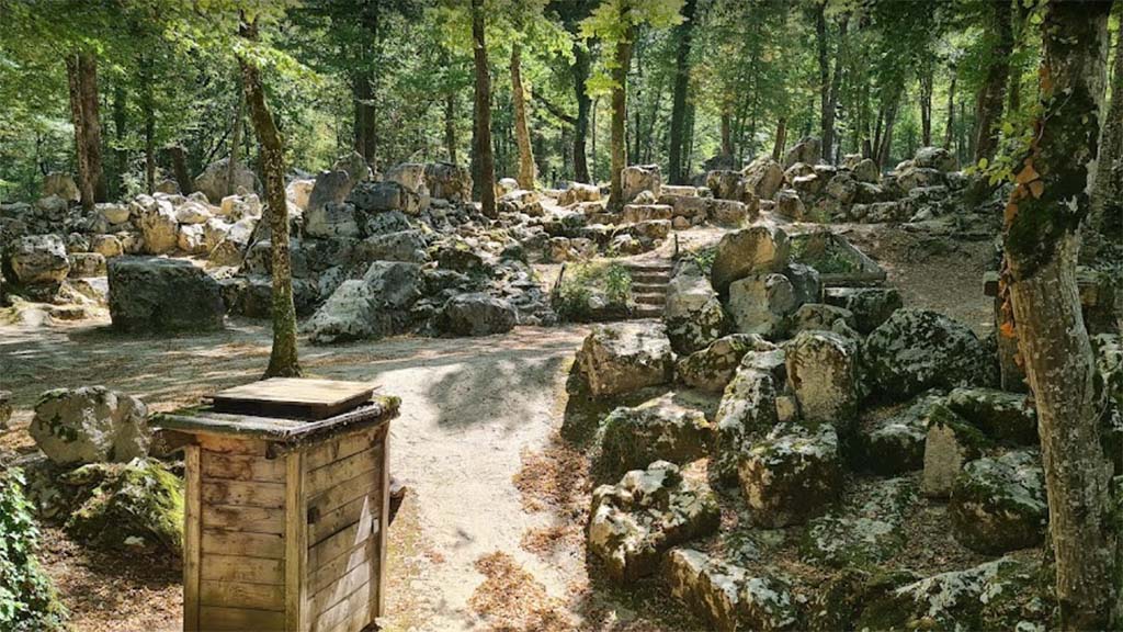 La Tour-De-Scay sections place